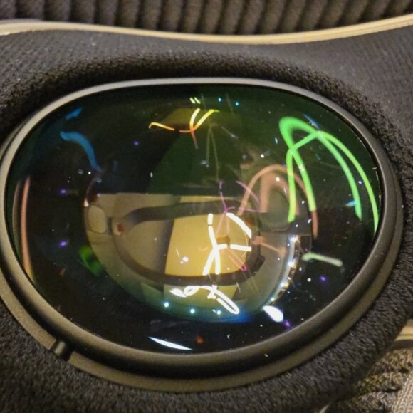 Apple Vision Pro 256GB Full Kit: Includes Travel Case & All Original Gear - Picture 6 of 9